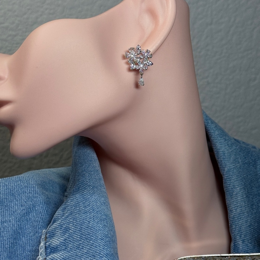 High-Quality Chic Earrings with Cubic Zirconia - Picture 4 of 4